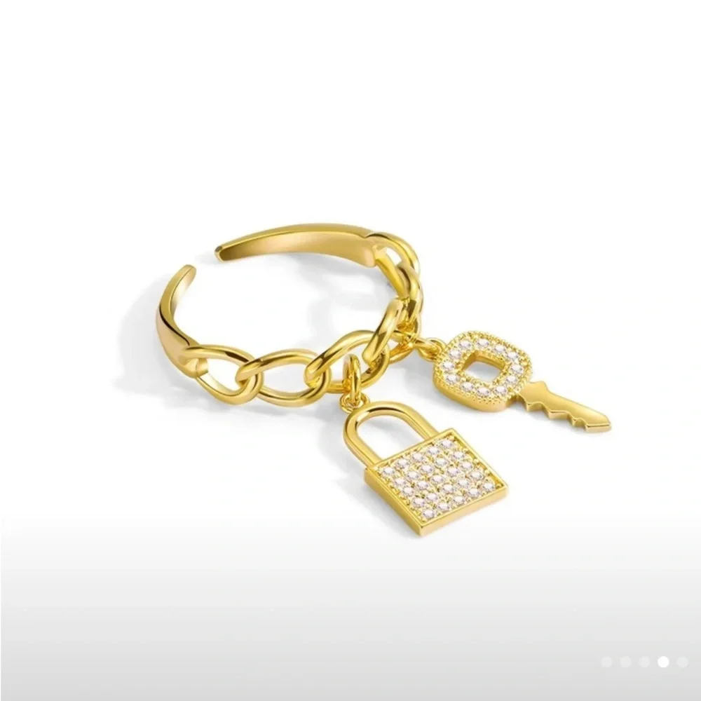 Unique chain key open‎ adjustable ring